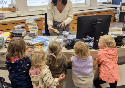 Einige Krippenkinder besuchten die Stadtbücherei