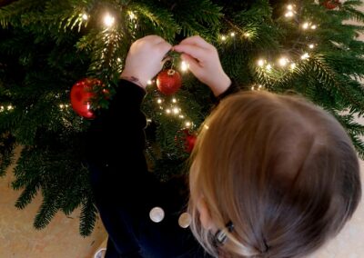 Krippenkinder schmücken ihren Weihnachtsbaum