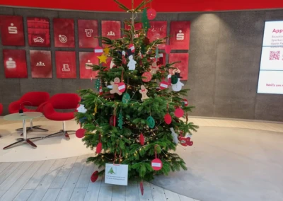 Großer Baum, geschmückt