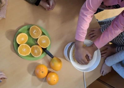 Frischen Orangensaft pressen