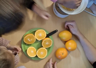 Frischen Orangensaft pressen