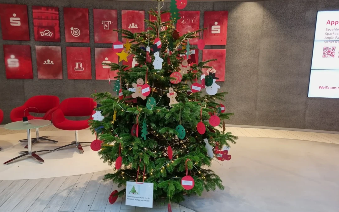Großer Baum, geschmückt in der Sparkasse