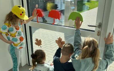 Kinder der Kita gestalten die Fenster