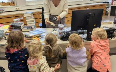 Einige Krippenkinder besuchten die Stadtbücherei