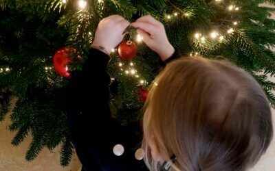 Krippenkinder schmücken ihren Weihnachtsbaum